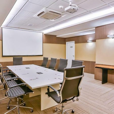 Transamerica Collection Goiânia Kültér fotó A meeting room