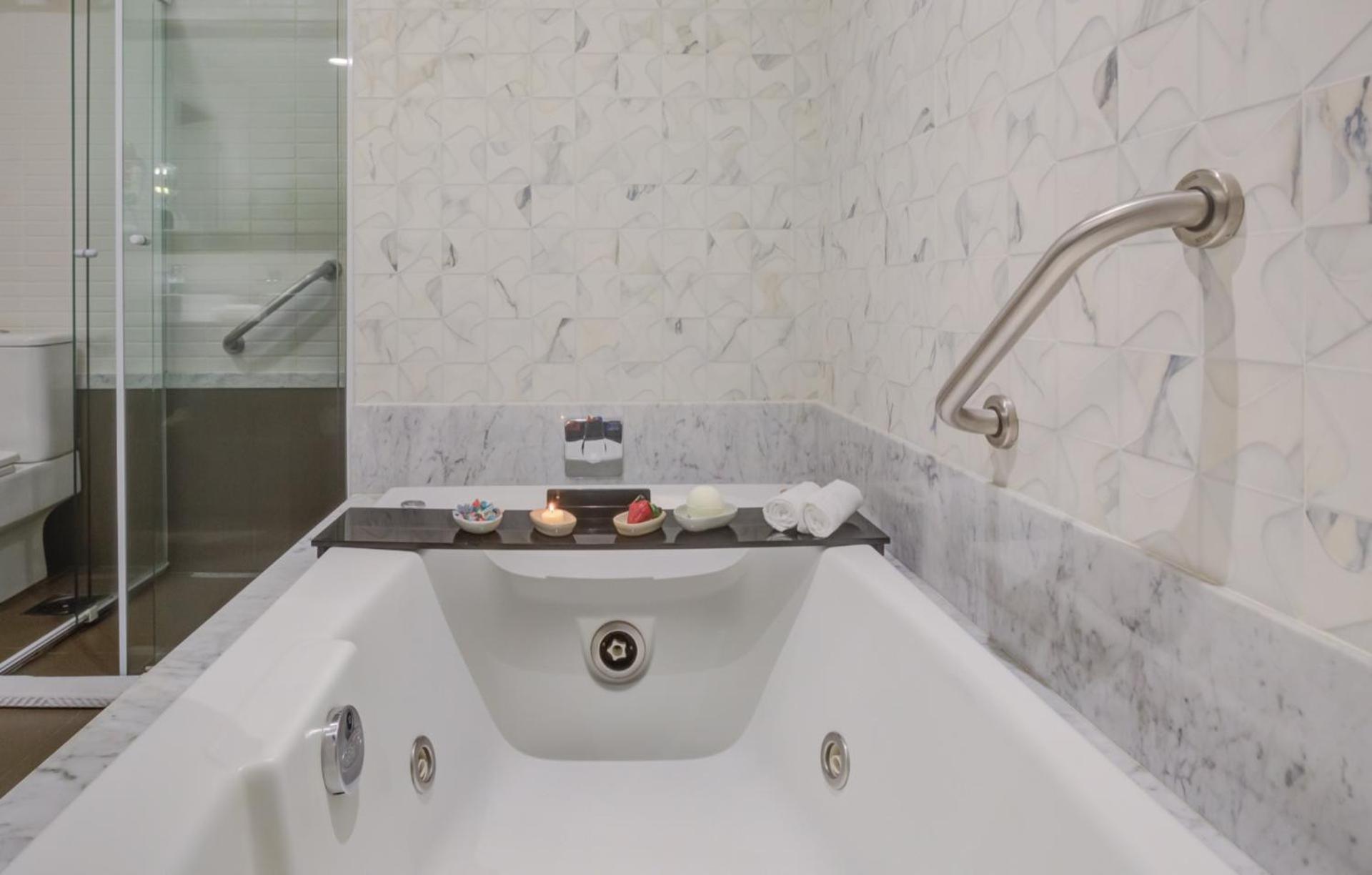 Transamerica Collection Goiânia Kültér fotó A bathtub with a shower door