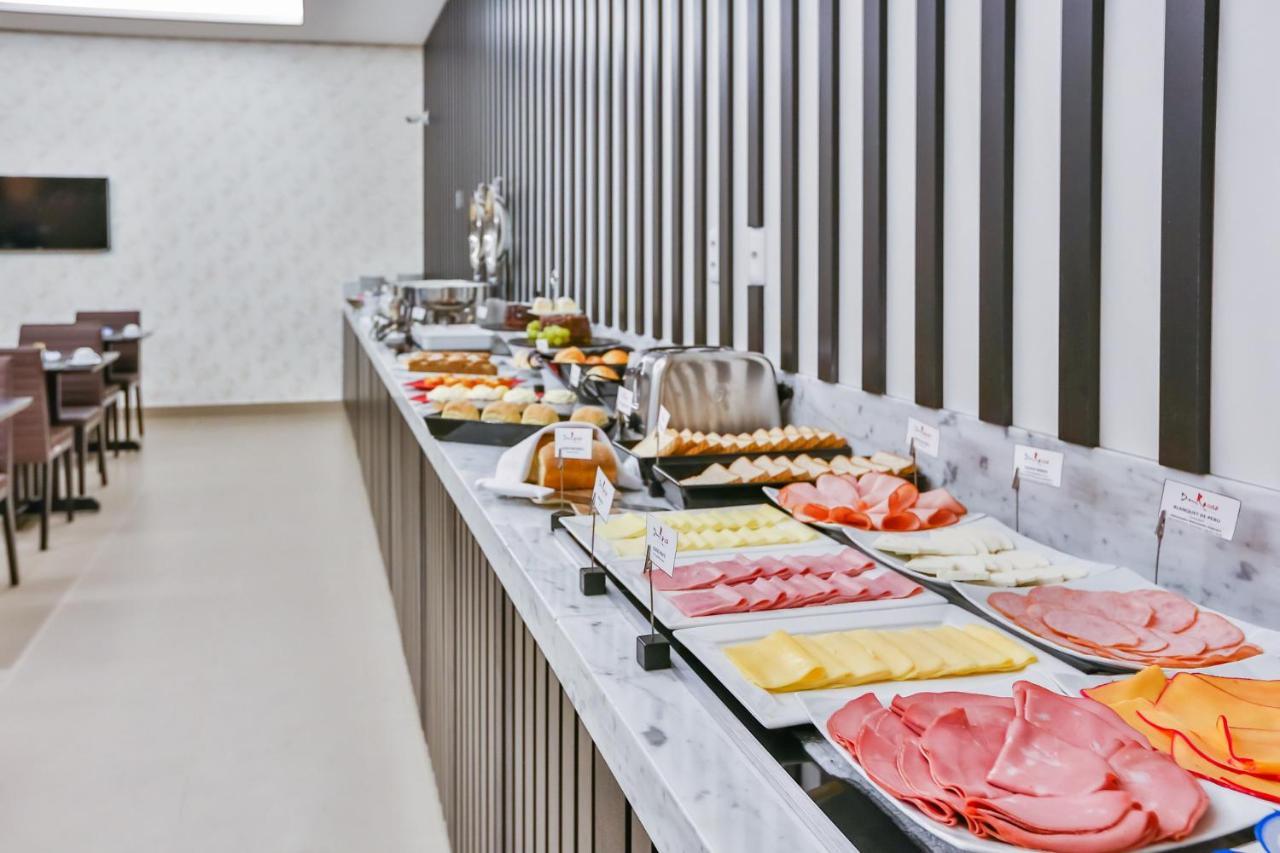 Transamerica Collection Goiânia Kültér fotó A buffet at a hotel