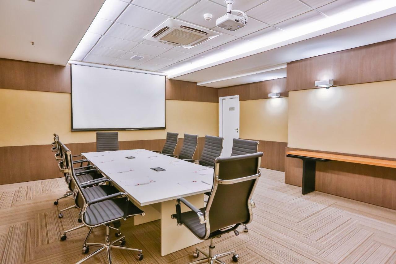 Transamerica Collection Goiânia Kültér fotó A meeting room