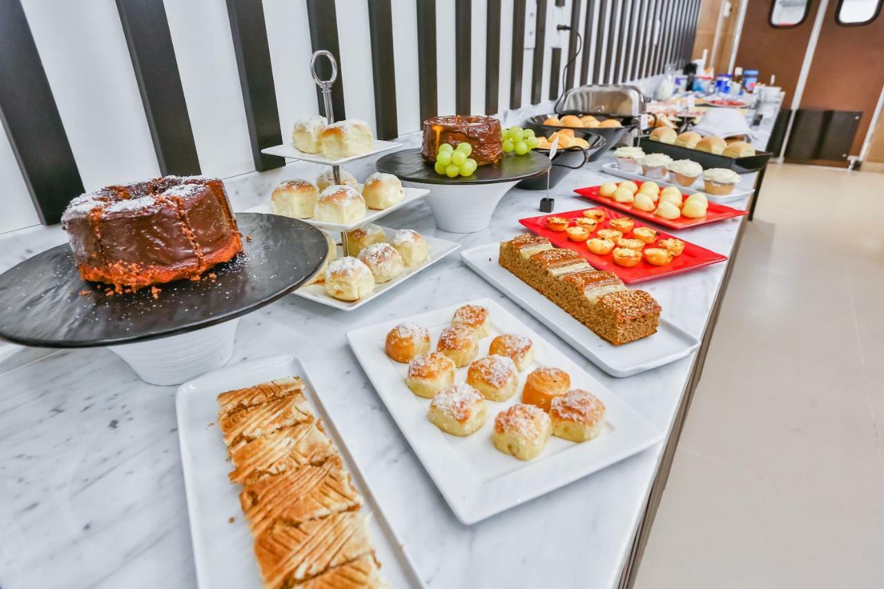 Transamerica Collection Goiânia Kültér fotó A selection of cakes at a buffet