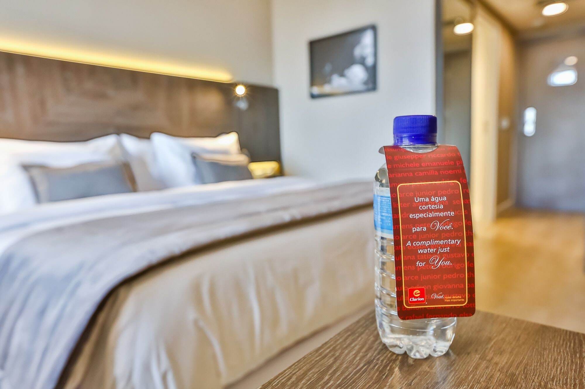Transamerica Collection Goiânia Kültér fotó A bottle of water in a hotel room