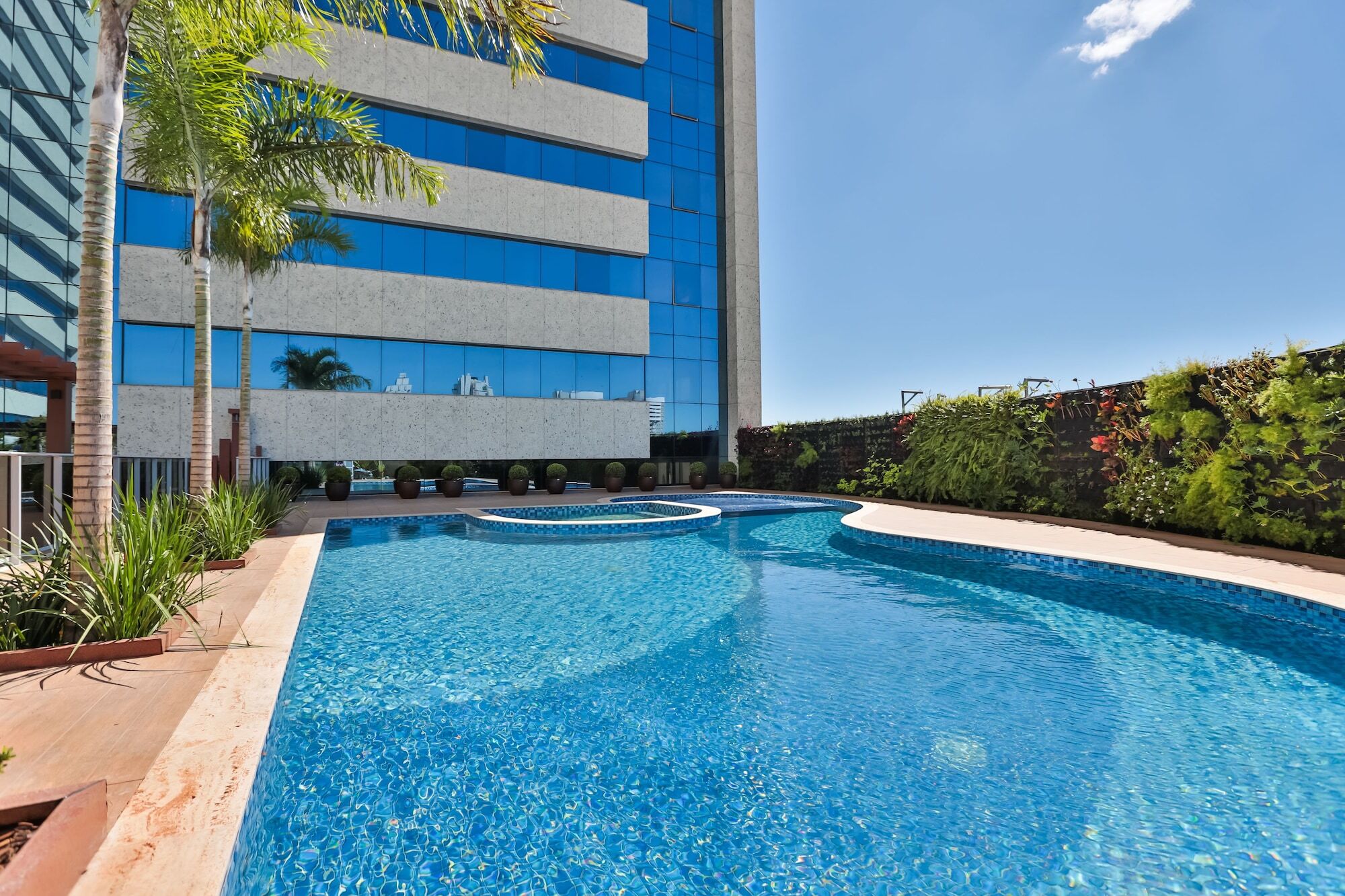 Transamerica Collection Goiânia Kültér fotó The pool at the hotel